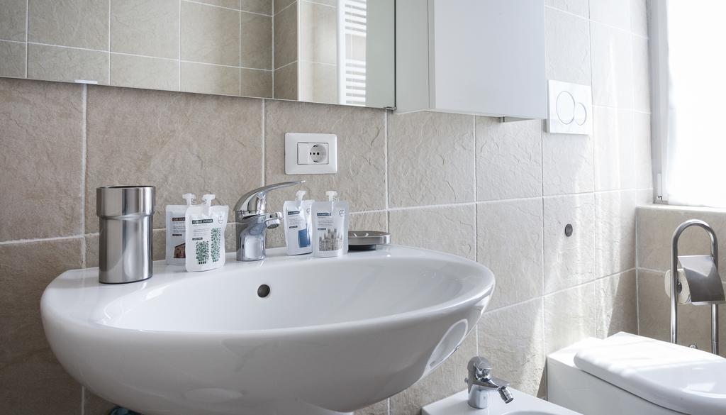 Italianway-Sammartini Apartment Milan Bagian luar foto